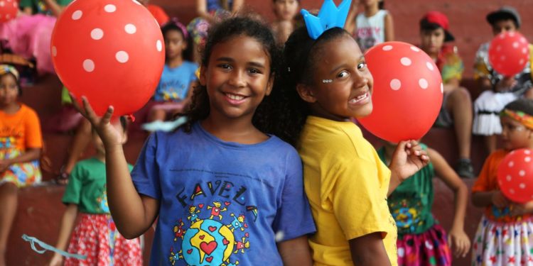 ong favela mundo alegra crianças no carnaval