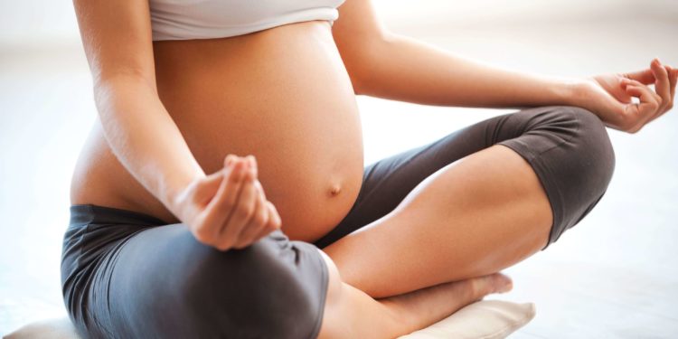alongamento na gestação confira 3 exercícios