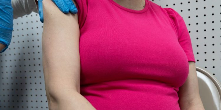 suspensão de todas as vacinas para grávidas sem comorbidades divide classe médica