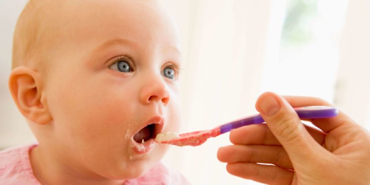 qual-a-hora-certa-de-introduzir-os-alimentos-sólidos-para-o-bebê