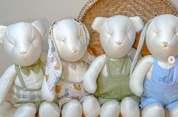 Roupas de bebês viram ursinhos pelas mãos de uma mãe em Campo Grande
