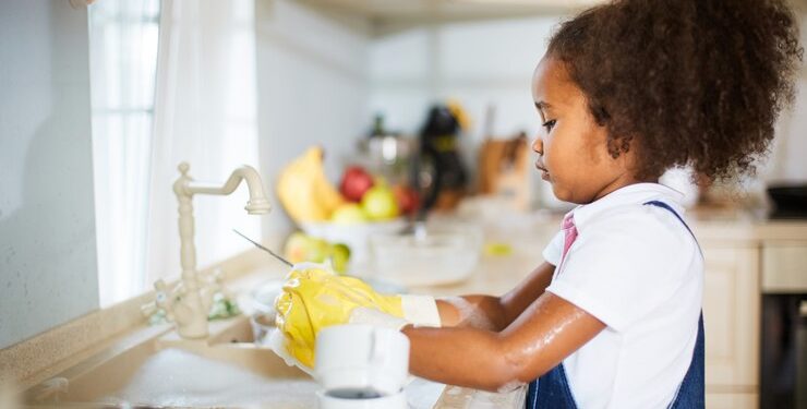 Crianças nas tarefas domésticas: 3 dicas para envolvê-las