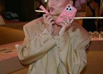 Hailey Bieber brilha em fim de semana com seu estilo de moda gestante